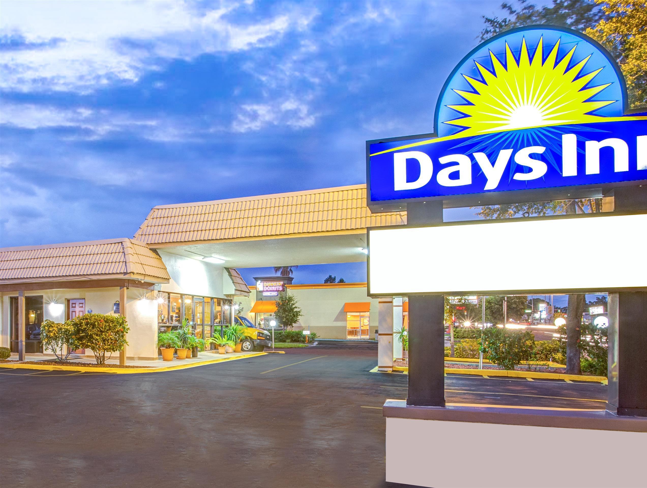 Days Inn By Wyndham St. Petersburg Central Ngoại thất bức ảnh