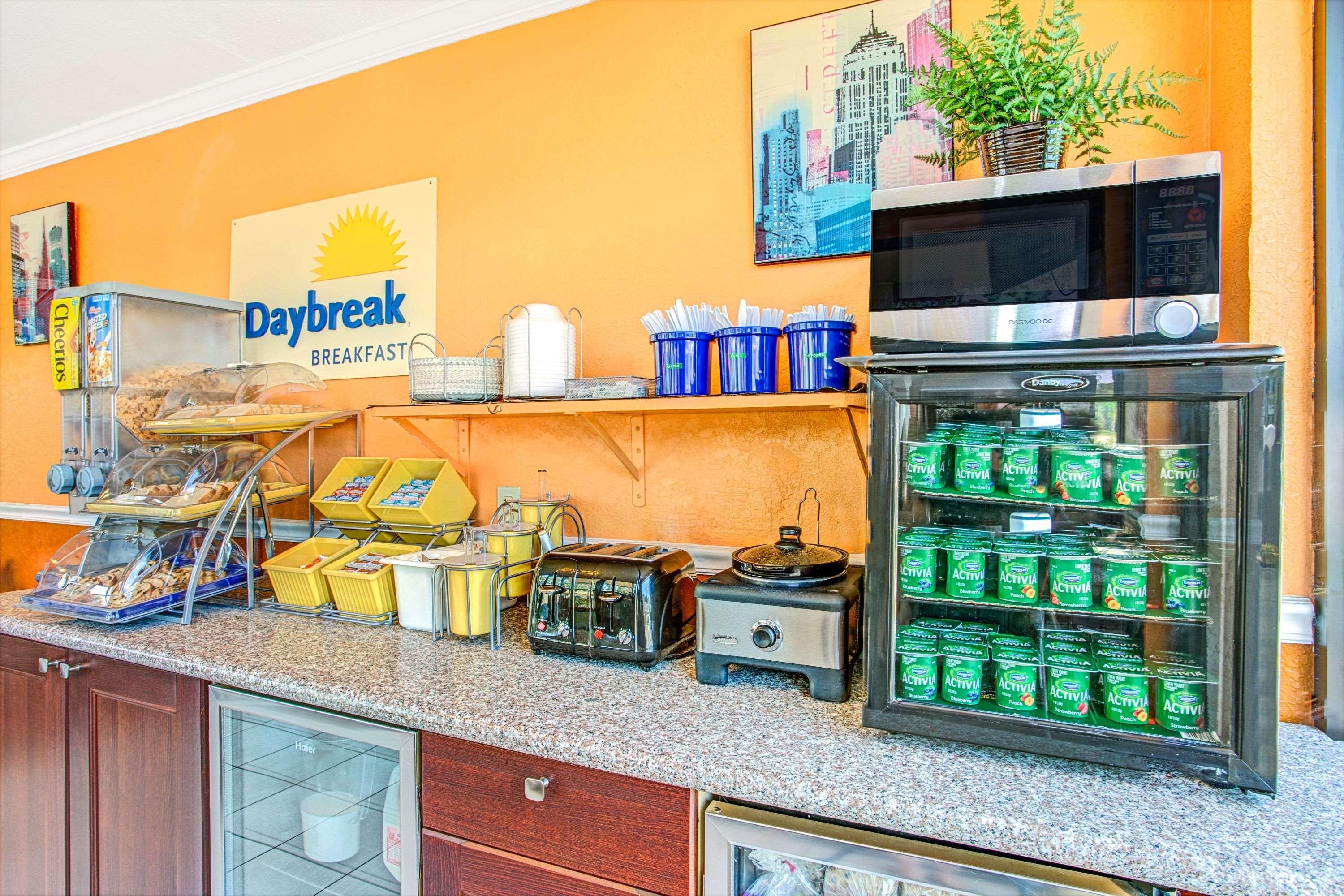 Days Inn By Wyndham St. Petersburg Central Ngoại thất bức ảnh