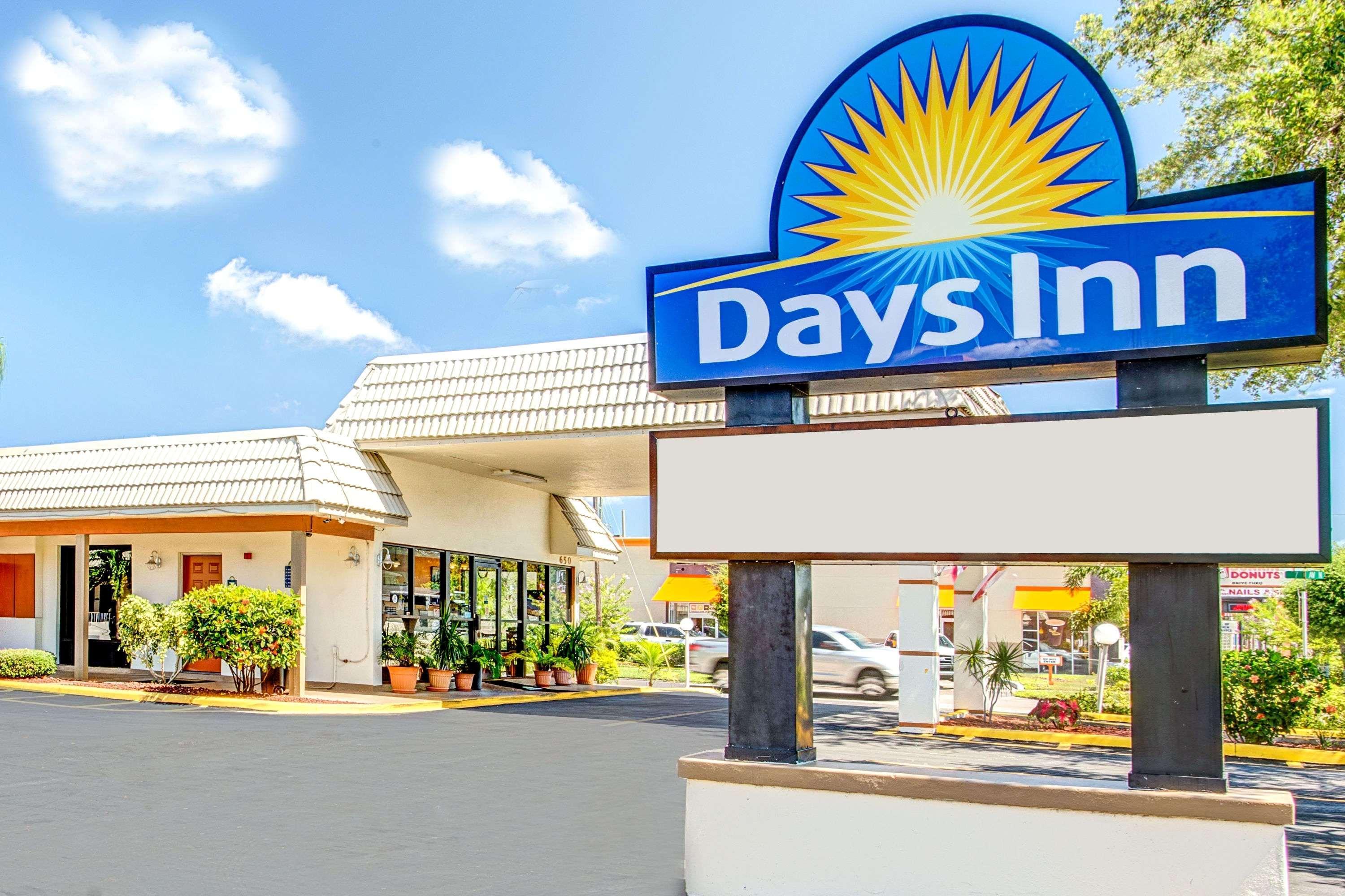 Days Inn By Wyndham St. Petersburg Central Ngoại thất bức ảnh