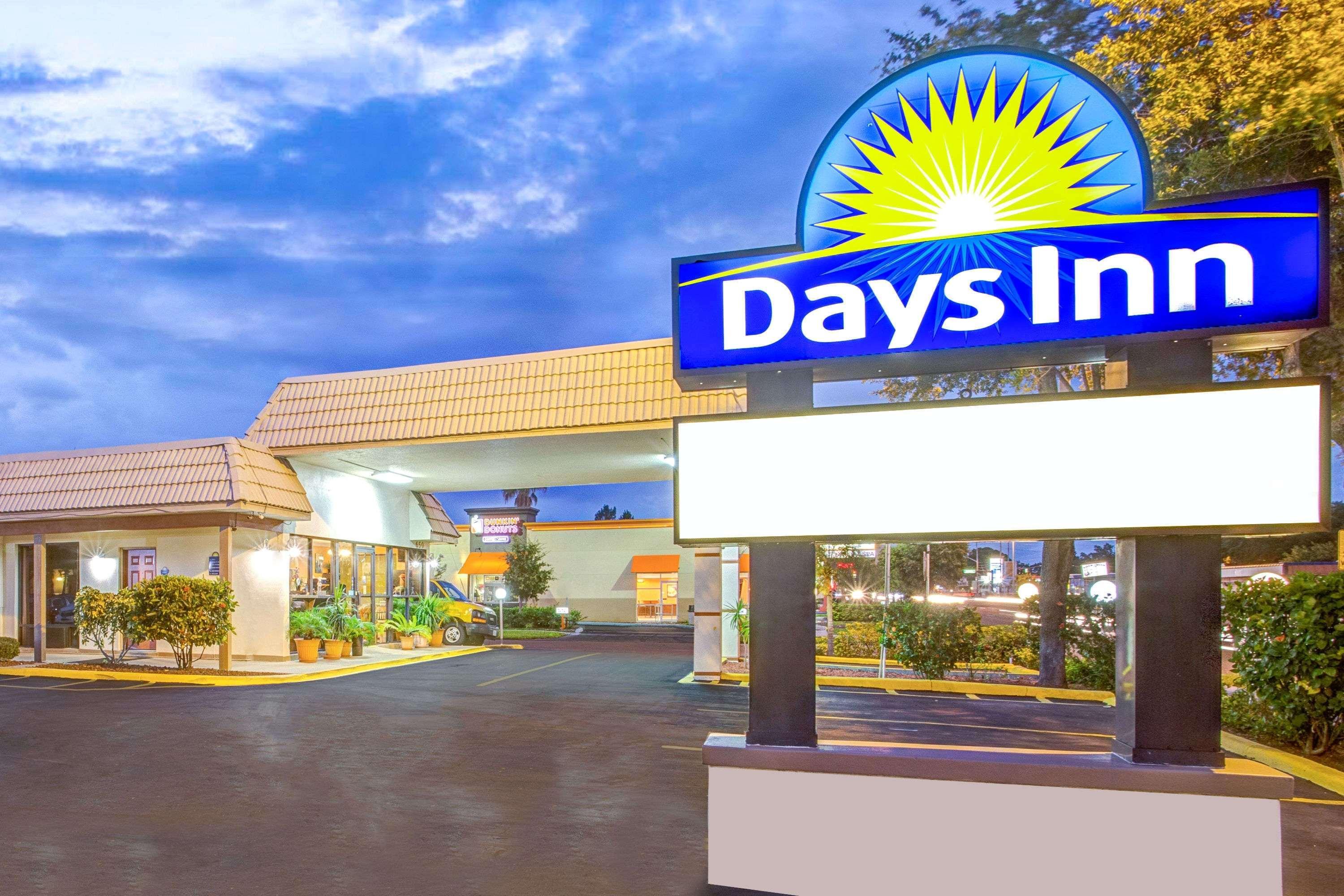 Days Inn By Wyndham St. Petersburg Central Ngoại thất bức ảnh