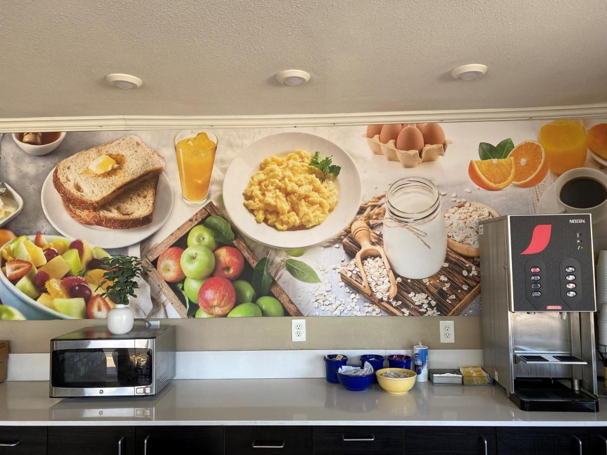 Days Inn By Wyndham St. Petersburg Central Ngoại thất bức ảnh