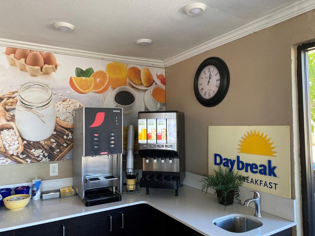 Days Inn By Wyndham St. Petersburg Central Ngoại thất bức ảnh