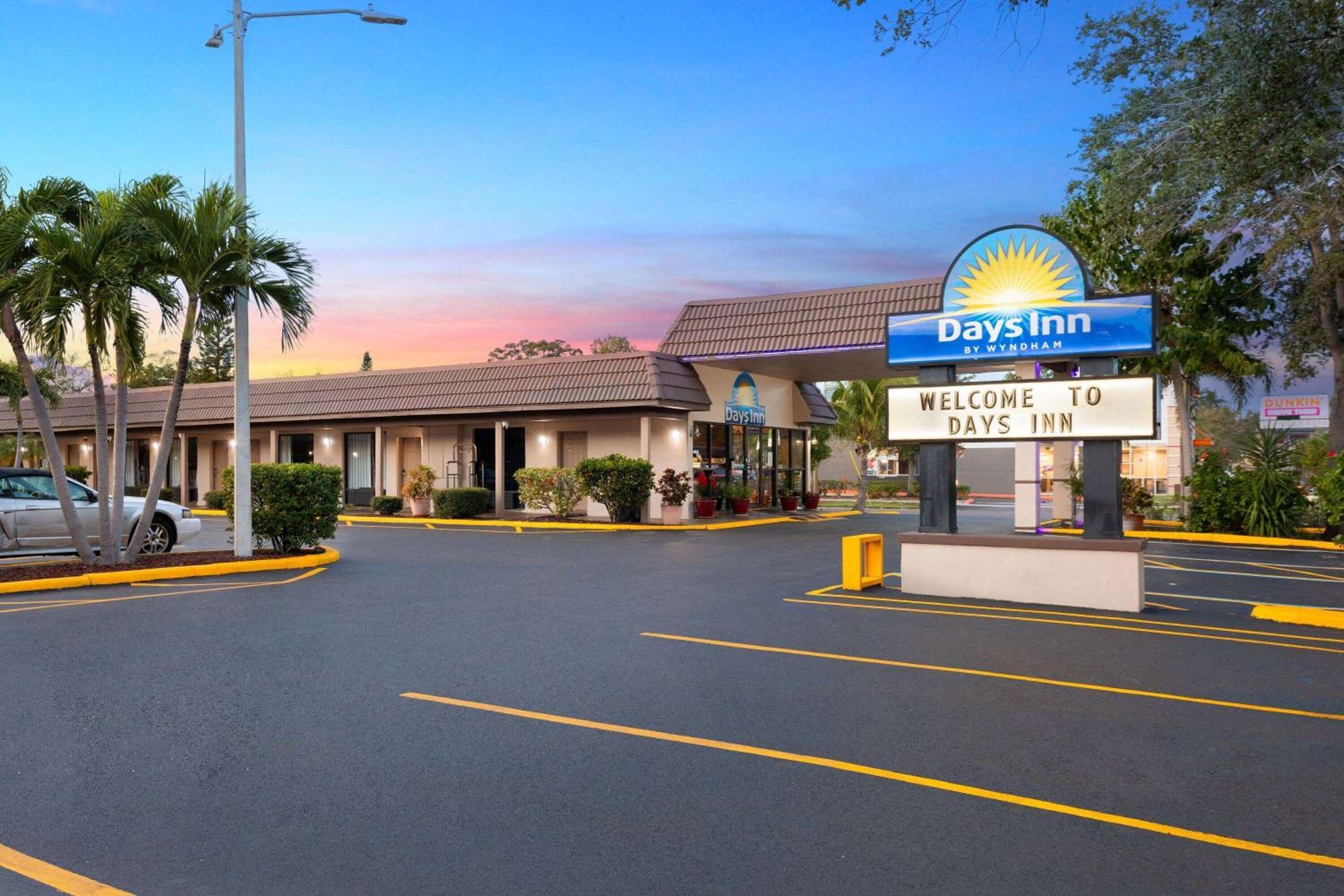 Days Inn By Wyndham St. Petersburg Central Ngoại thất bức ảnh